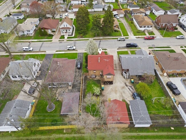 Building Photo - 1115 Kelly Ave