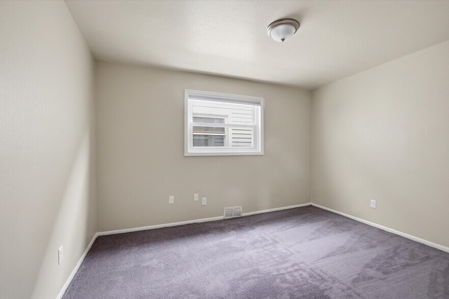 Bedroom 2 - 101 W Meinecke Ave