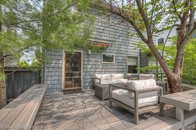 Building Photo - 328 George St