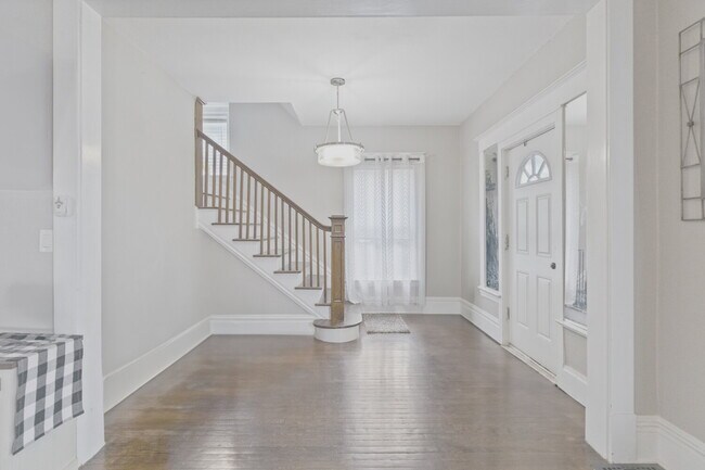 Building Photo - Charming Rental with Large Fenced Yard nea...