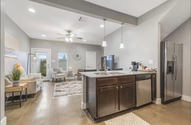 Building Photo - 113 Bayou St