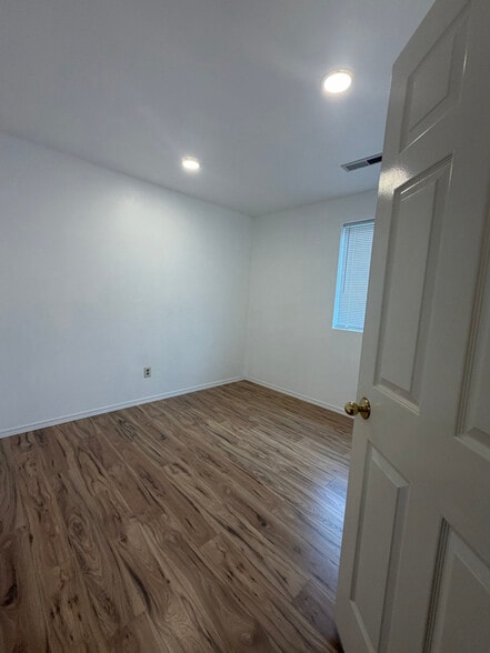 Building Photo - 223 Ivy St SE