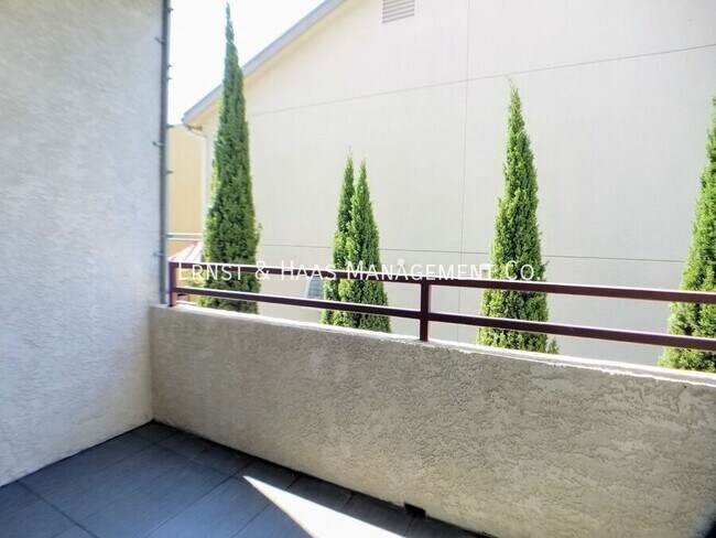 Building Photo - 730 W 4th St