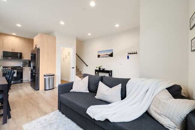 Building Photo - 823 NE 70th St