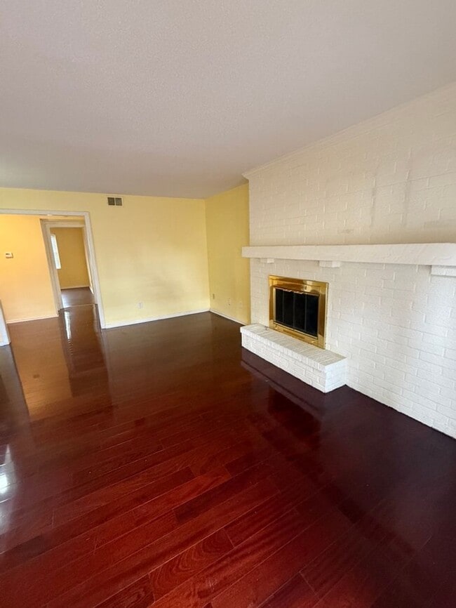 Building Photo - Fantastic Centrally Located Condo