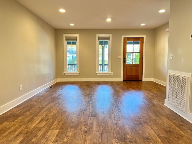 Building Photo - Updated 3 Bed, 2 Bath Cottage in Heart of Lockeland Springs w/ 1 Car Garage
