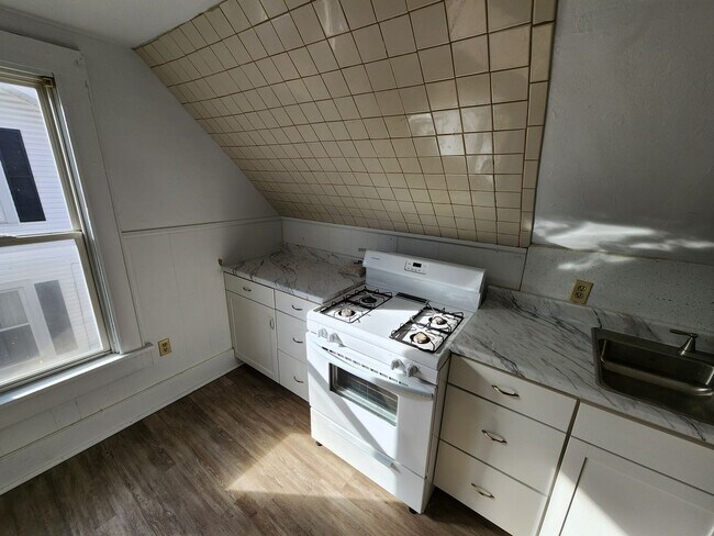 Building Photo - Spacious 2-Bedroom, 1-Bathroom Home AVAILA...