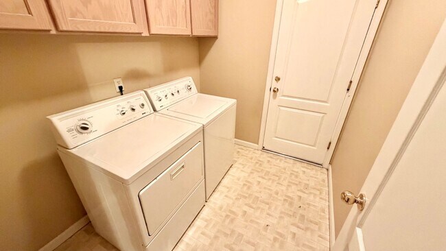 Building Photo - $2,350 Herndon & Willow, 3 Bedroom Home - N. Helm Ave, Clovis