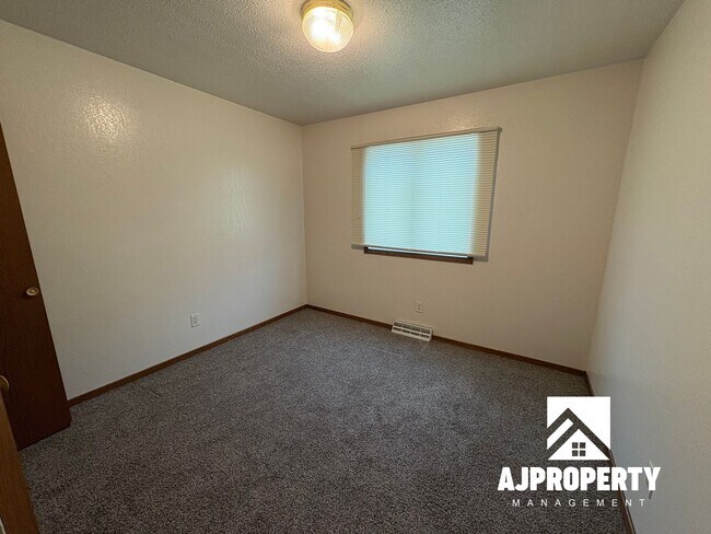 Building Photo - 5801 W Coughran Ct