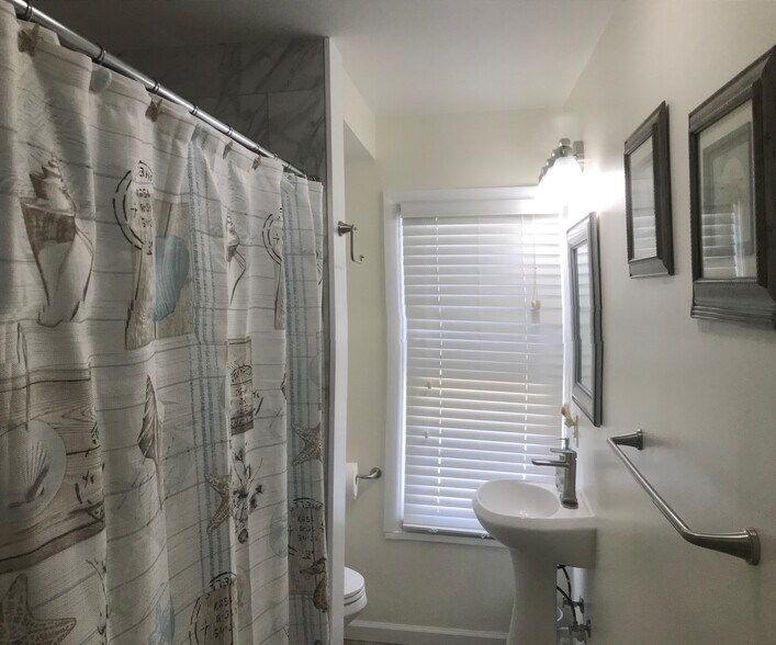 Building Photo - 1025 Simpson Ave