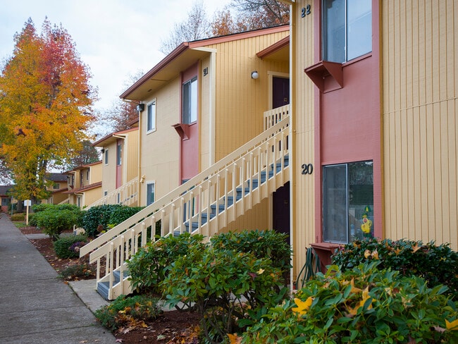 Building Photo - Countrywood Manor