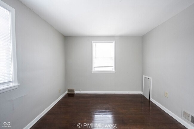 Building Photo - 1857 W 60th St