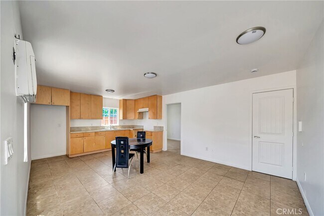 Building Photo - 6827 Simpson Ave