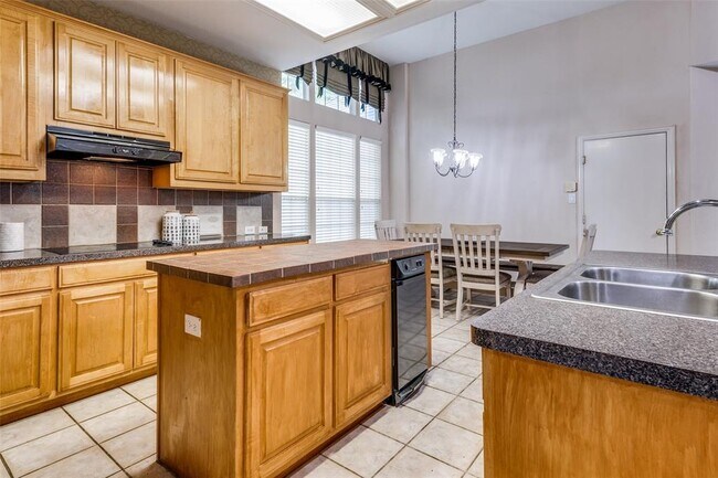 Building Photo - 8412 Greystone Ct