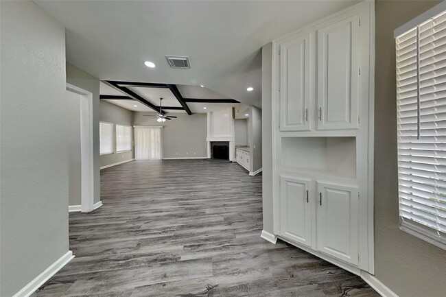 Building Photo - 8607 Pines Pl Dr