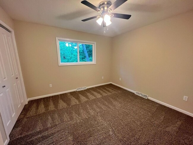 Building Photo - Great 4 Bed 3 Bath House In Parkade!