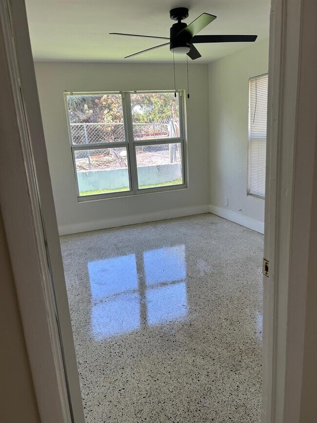 Building Photo - 709 8th St