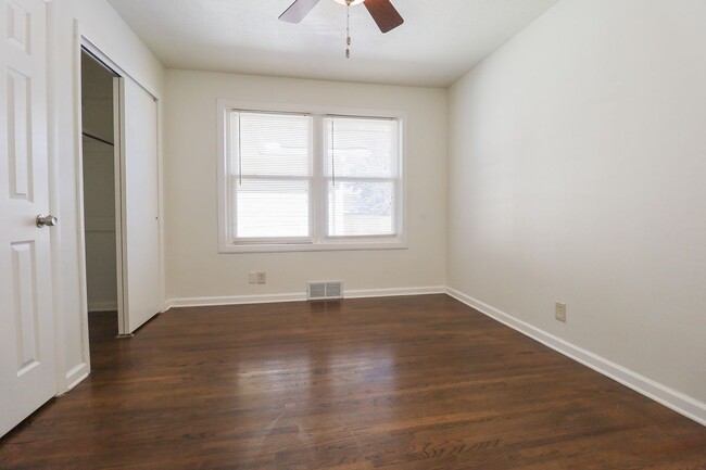 Building Photo - Updated 3 Bed / 1.5 Bath in Tulsa!