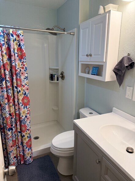 bathroom; walk-in shower, water efficient toilet - 74-5618 Palani Rd