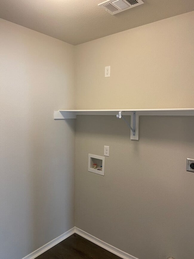 Building Photo - Pre-Leasing | Beautiful 3 Bedroom, 2 Bathroom Home in Fairview Haven with a Private Fenced Backyard