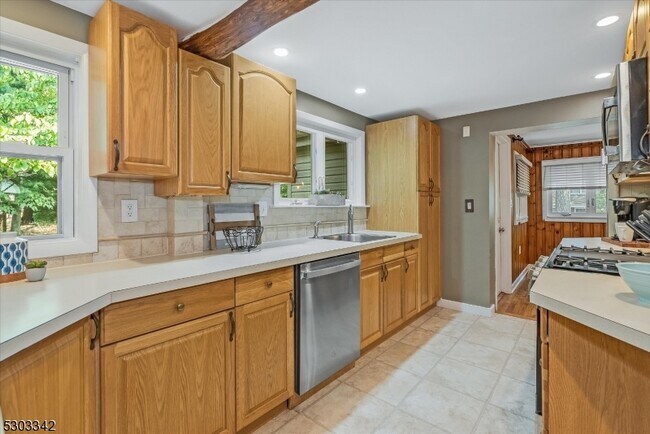 Building Photo - 63 Iroquois Trail