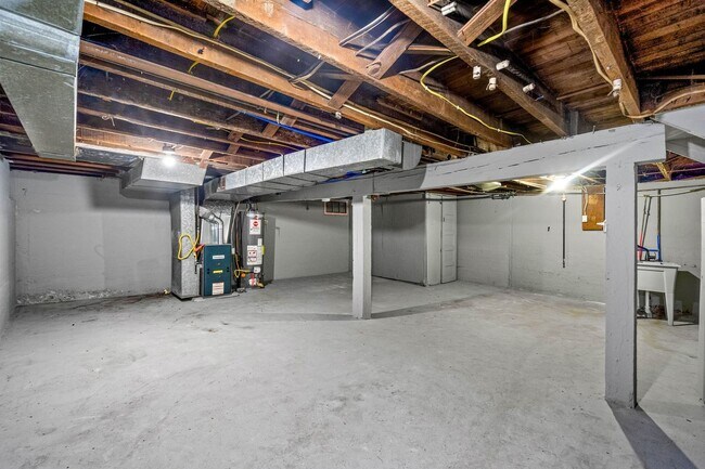 Building Photo - SCORE 1ST MONTH'S RENT FREE IF SIGNED BY MAY 1! Stunning 3 bedroom home in Aliquippa available Ma...