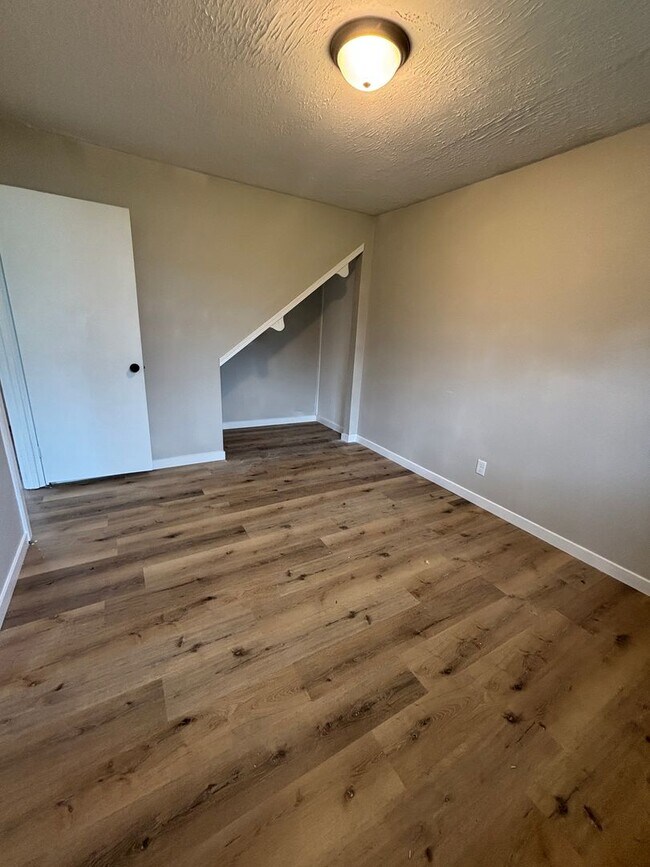 Building Photo - Newly Renovated 2 Bed 1 Bath Apt Move In Special!!