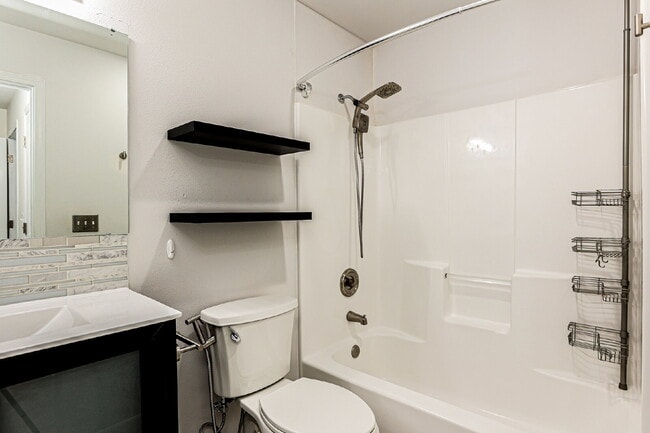 Building Photo - Top-Floor 3 Bed/2 Bath Condo with Silver Lake Views –! Available NOW for RENT