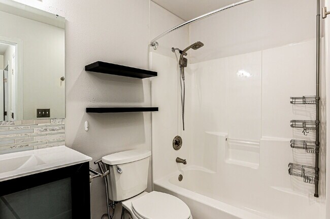 Building Photo - Top-Floor 3 Bed/2 Bath Condo with Silver Lake Views – Water/Sewer/Garbage Included! Available NOW...