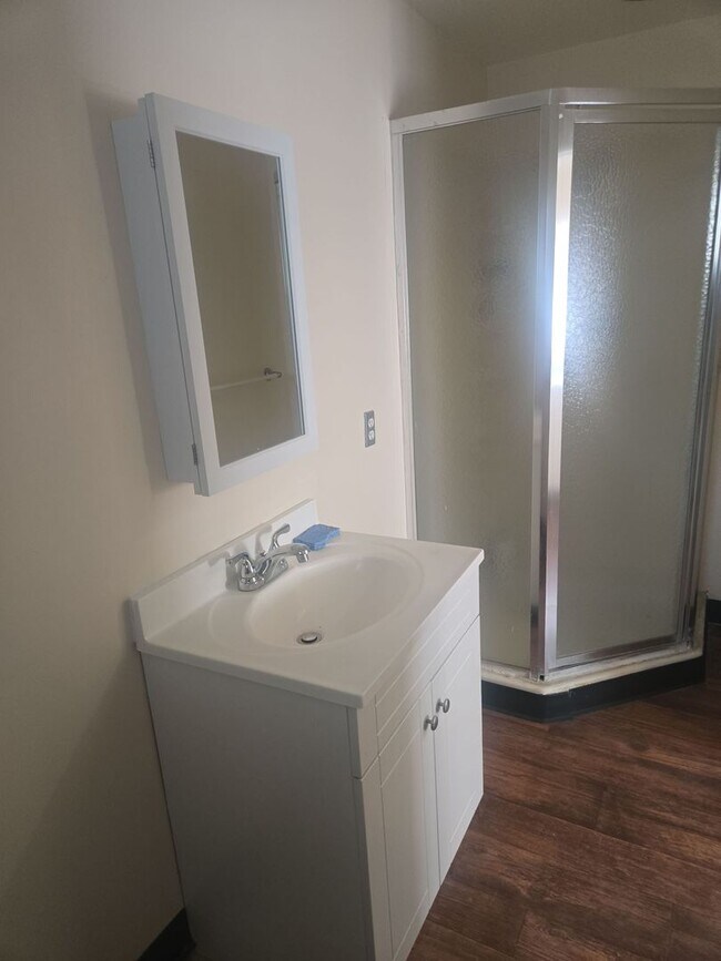 Building Photo - Must see this Large  one bedrom one bath  ADU home with availalbe off street parking.