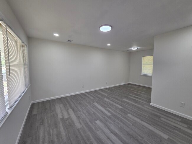 Building Photo - 3992 Ridgedale St