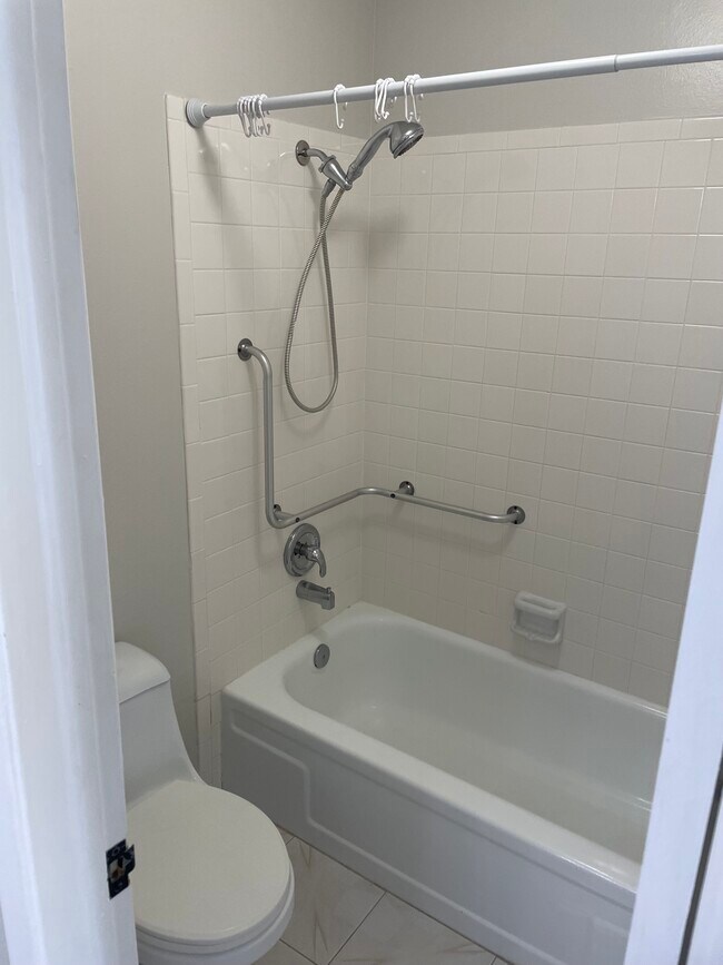 Master bath commode and tub - 2919 Wainwright Ct