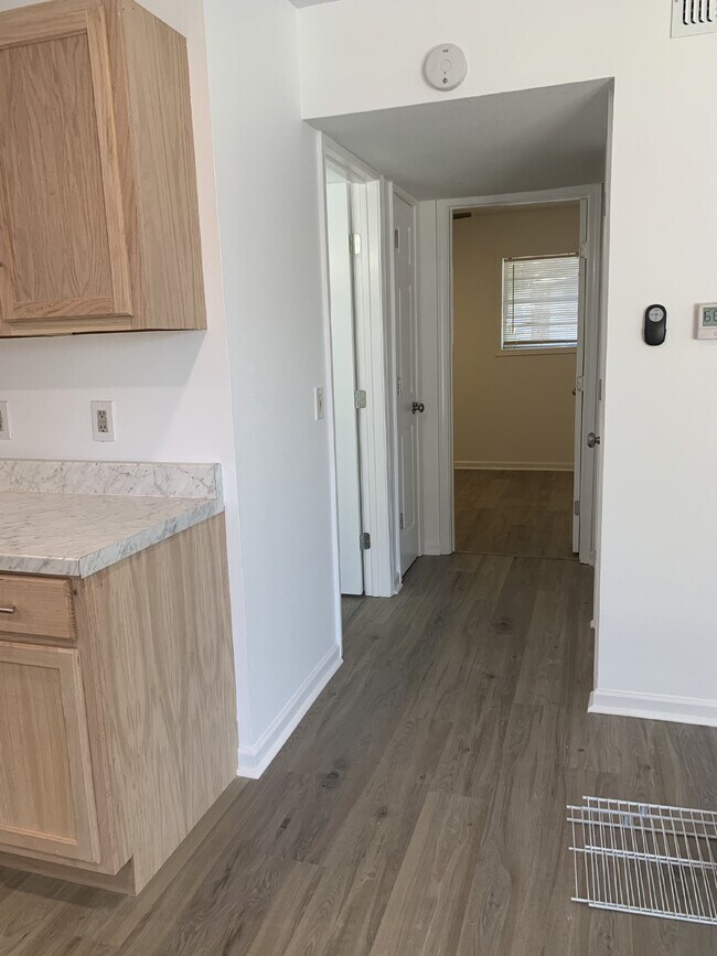 Building Photo - "Charming 2-Bed Oasis in the Heart of Jonesboro – Spacious 720 sq. ft. Living at Vine Street Apar...