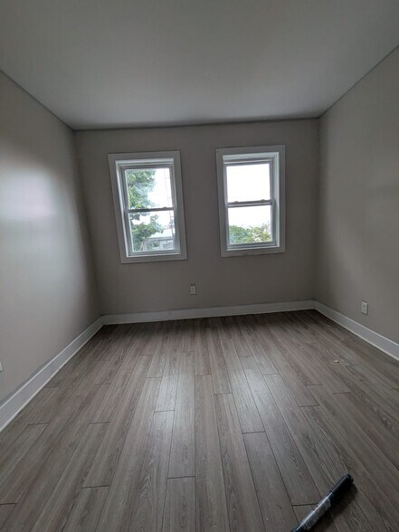 Building Photo - 483 Kennedy Blvd