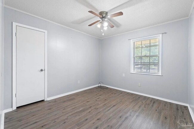 Building Photo - Scenic Heights Living at an Affordable Price!