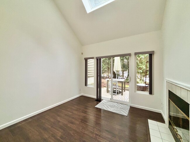 Building Photo - Bright & Spacious Lakemont Townhome For Rent