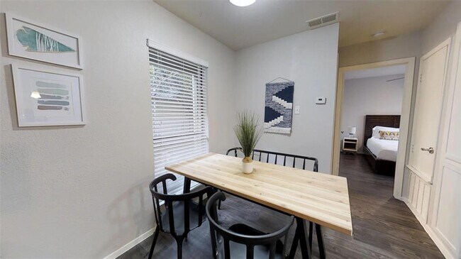 Building Photo - 1117 Hollow Creek Dr