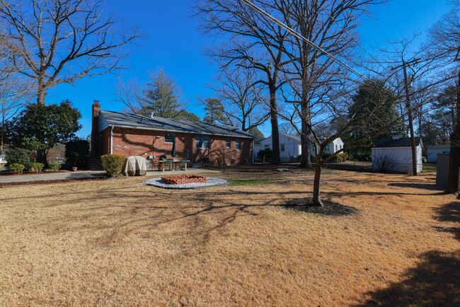 Building Photo - Welcome Home to Pinedale Farms in Westend!