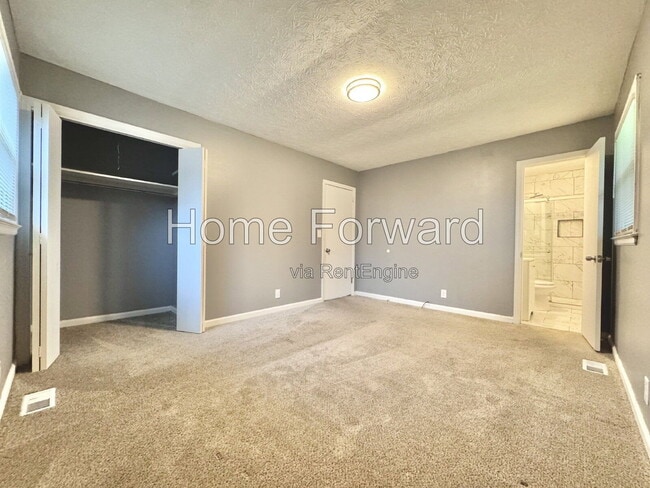 Building Photo - 1720 Traveller Rd