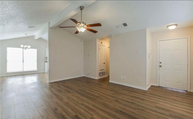 Building Photo - 2504 Magnum Cir