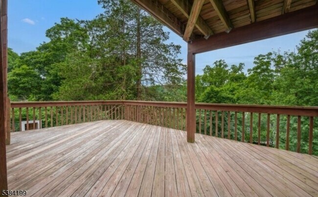 Building Photo - 83 Chestnut St