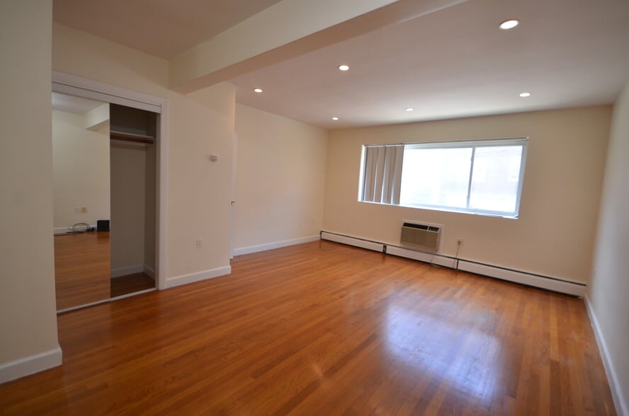 Primary Photo - 40 Gardner St