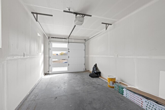 Building Photo - 865 9th St W