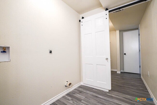 Building Photo - 913 Hander Ln