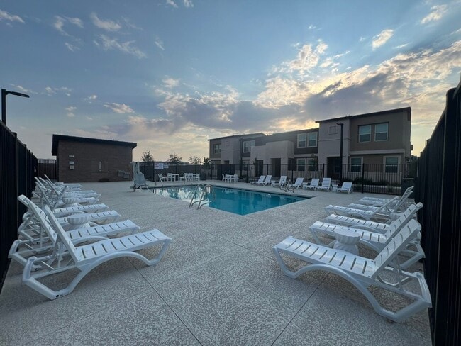 Building Photo - LIKE BRAND NEW AND BEAUTIFUL! 3 BEDROOMS, 2.5 BATHS