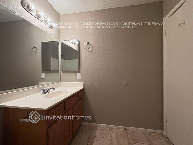 Building Photo - 16487 N 67th Dr