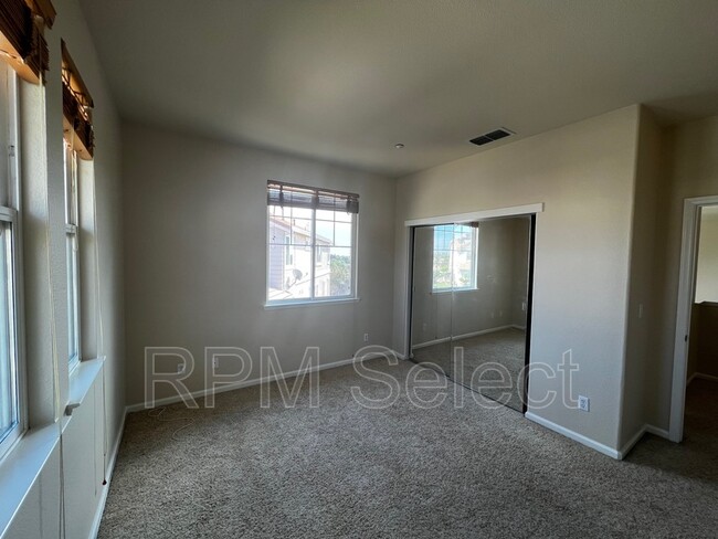 Building Photo - 814 Oakmont Ct