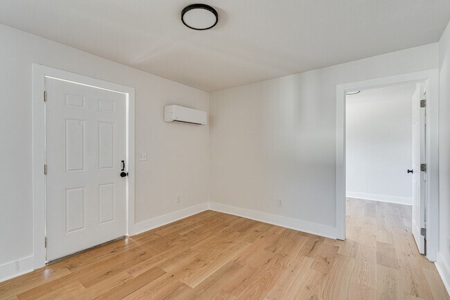 Building Photo - FULLY RENOVATED duplex in East Ridge!