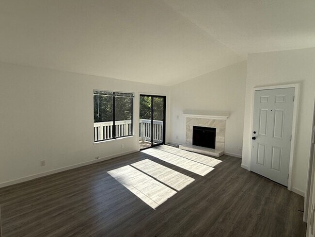 Building Photo - Renovated 2-Bedroom Condo in Martinez