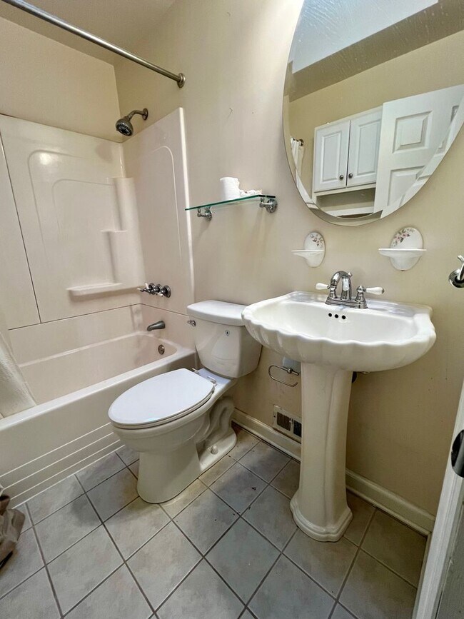 Building Photo - 3-Bedroom Townhome in Parkwood with Finished Basement! Available NOW!